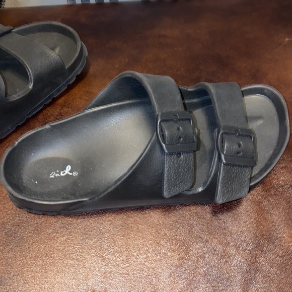 🪩Black adjustable sandals! - Picture 1 of 2